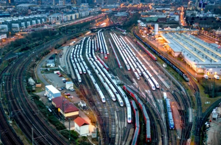 Ακινητοποιήθηκαν όλα τα τρένα των Γερμανικών Σιδηροδρόμων λόγω βλάβης στο σύστημα επικοινωνίας