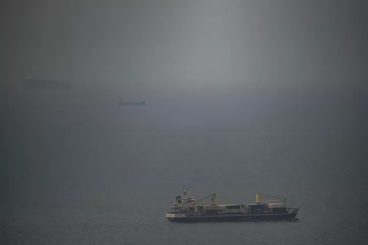 Νέες απειλές του Ιράν για τα Στενά του Ορμούζ δοκιμάζουν την εκεχειρία