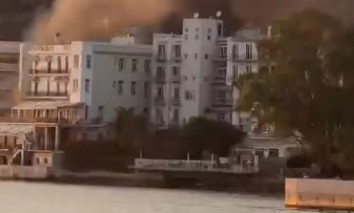 Καλύτερη η εικόνα της φωτιάς εγκαταλελειμμένο ξενοδοχείο στο Λουτράκι (vid)