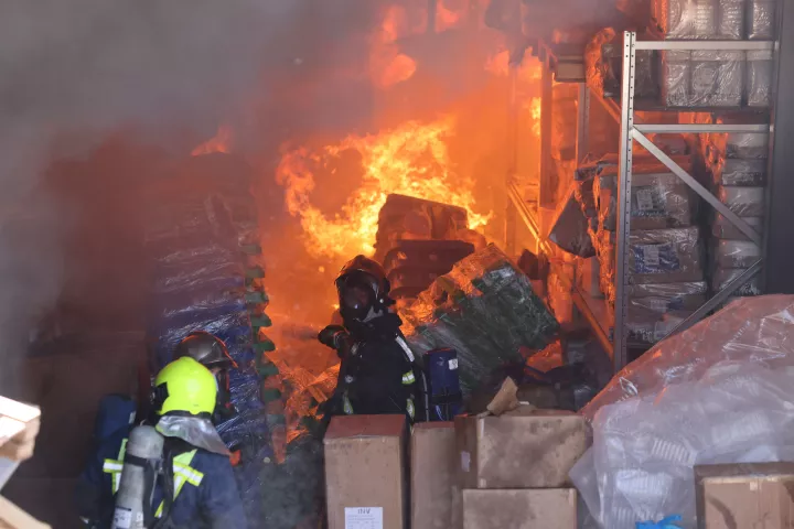 Μεγάλη φωτιά σε αποθήκη ξυλείας στο Ηράκλειο - Καίει δίπλα σε σπίτια, ήχησε το 112 (pics&vid)