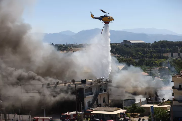 Πύρινα μέτωπα στην Ελλάδα: Ανεξέλεγκτη η πυρκαγιά στον Ορχομενό - Κάηκαν σπίτια στο Ηράκλειο Κρήτης, σε ύφεση η φωτιά(pics)