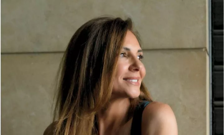 Ράνια Αγγελάκου: Παρουσιάζει τη γυναίκα «MYSTIS» και εμπνέει