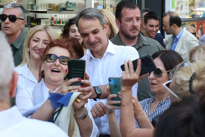 Στην κεντρική αγορά της Ν. Σμύρνης ο πρωθυπουργός - Συνομίλησε με κατοίκους (pics)