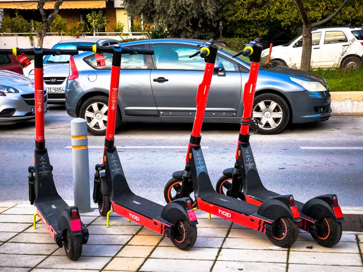Τέλος τα ηλεκτρικά πατίνια για ανηλίκους, υποχρεωτική ασφάλιση και κυρώσεις - Τι προβλέπει νέο νομοσχέδιο