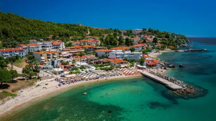 Χαλκιδική: Γιατί πρωταγωνιστεί στην αγορά εξοχικής κατοικίας – Οι τιμές, οι ξένοι αγοραστές και οι περιοχές που ξεχωρίζουν