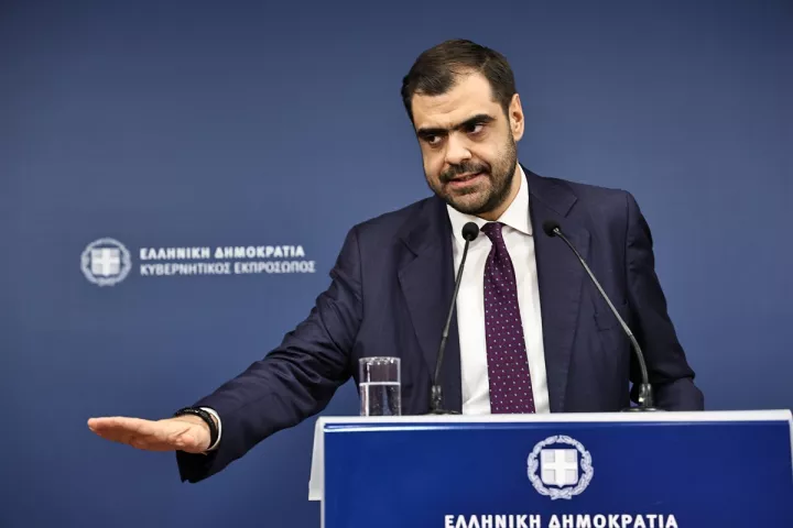 Μαρινάκης για Τσίπρα: Μου θυμίζει τον Κωνσταντάρα στον «Τρελοπενηντάρη» – Κάνει τον κιμπάρη με τα λεφτά των άλλων
