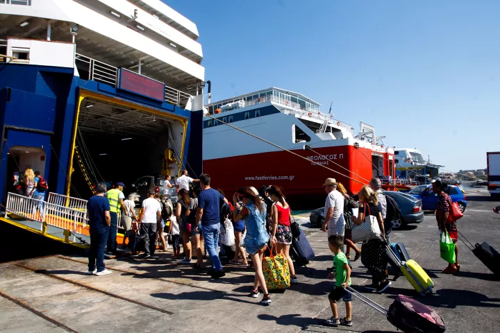 24ωρη απεργία στις 3 Ιουλίου στα πλοία που αποπλέουν από Ραφήνα