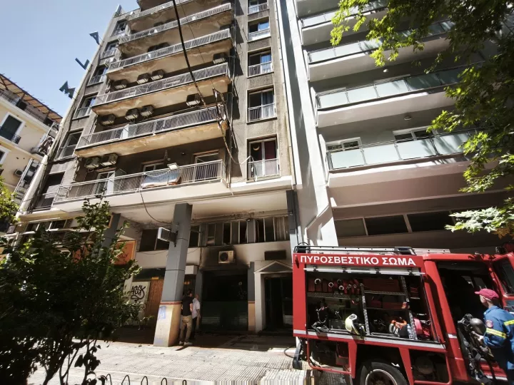 Από ηλεκτρονικό πατίνι ξέσπασε η φωτιά στο ξενοδοχείο στην Ομόνοια - Ένας τραυματίας στο νοσοκομείο (pics)