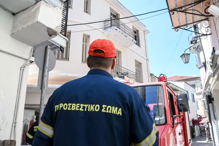 Πυρκαγιά σε διώροφο κτίριο στην Καλλιθέα - Δύο τραυματίες