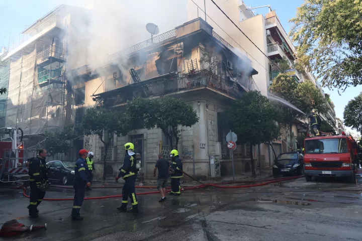 Φωτιά στην Καλλιθέα: 75χρονη γυναίκα έπεσε από το μπαλκόνι για να σωθεί από τις φλόγες