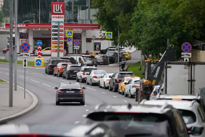 Ρωσία: Ελλείψεις καυσίμων από τα ουκρανικά πλήγματα – Ουρές στα βενζινάδικα της Μόσχας (vid)
