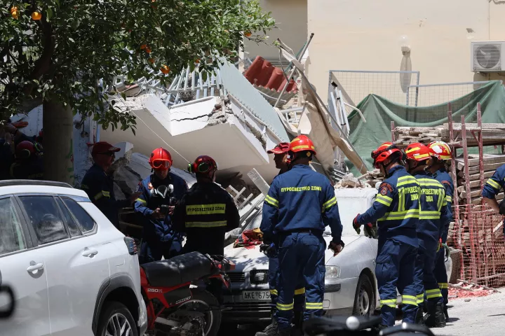 Πετράλωνα: Κατέρρευσε τετραώροφη πολυκατοικία - Εντοπίστηκαν 3 άνδρες και μια γυναίκα - Πέντε προσαγωγές (pics)