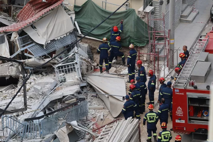 Κατάρρευση πολυκατοικίας στα Πετράλωνα: «Από το πρωί η πολυκατοικία φαινόταν ότι είχε πάρει κλίση», αναφέρουν μαρτυρίες κατοίκων