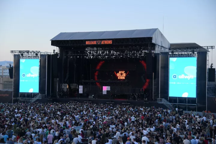 Οι fans των Gorillaz αποκαλύπτουν στην Allwyn τα πιο περίεργα περιστατικά από συναυλίες (vid.) - Πώς έζησαν ένα μοναδικό οπτικοακουστικό ταξίδι χιλιάδες μουσικόφιλοι στο Release Athens Festival