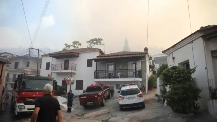 Μεγάλη φωτιά στο Δερβένι: Ένας νεκρός, μια 40χρονη με εγκαύματα β' βαθμού, στα πρώτα σπίτια της Λητής οι φλόγες - Μπαράζ 112
