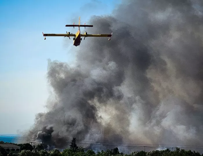 Σε ύφεση η πυρκαγιά στην Κόρινθο: Ήχησε το 112 - Εκκενώθηκαν Φιλοθέη και Θυμαριώνας