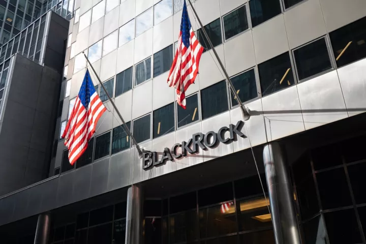 Η BlackRock γίνεται επιφυλακτική στις αναδυόμενες αγορές, αναβαθμίζει τα ευρωομόλογα
