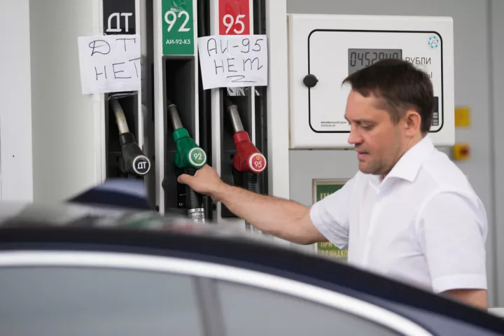 Ελλείψεις καυσίμων, ουρές και μαύρη αγορά μετά τα ουκρανικά χτυπήματα στη Ρωσία (vid)