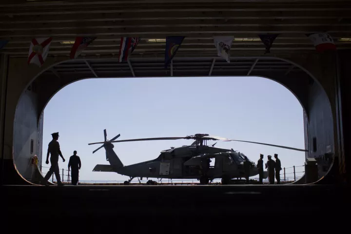 ΗΠΑ: Στρατιωτικό ελικόπτερο κατέπεσε στην Αραβική Θάλασσα - Αγνοείται μέλος του πληρώματος (vids)