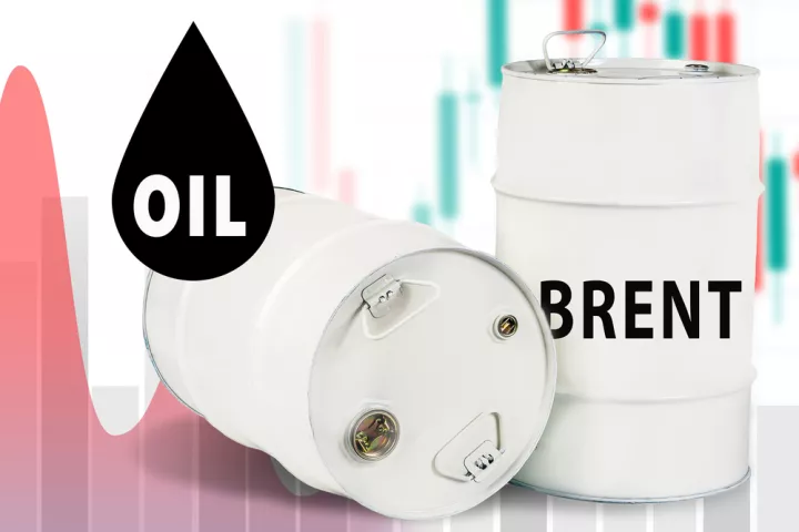 UBS: «Ψαλιδίζει» τις προβλέψεις για το Brent λόγω Ορμούζ