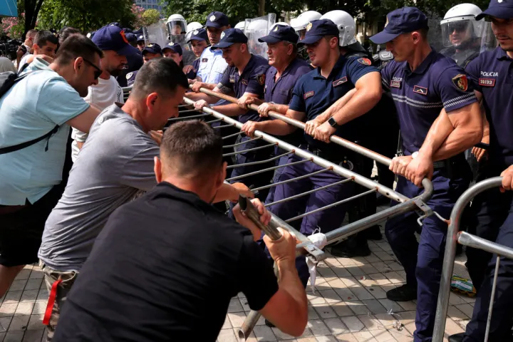 Αλβανία: Συμπλοκές διαδηλωτών και αστυνομίας έξω από τη Βουλή - Τέσσερις τραυματίες (pics&vid)