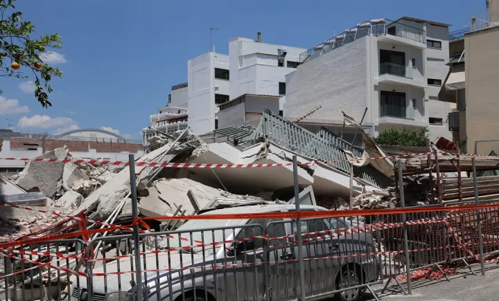 Πετράλωνα: Έλεγχοι σε γειτονικά κτήρια μετά την κατάρρευση της πολυκατοικίας - Τι εξετάζεται