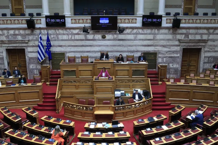 Υπερψηφίστηκε το νομοσχέδιο για ίση αμοιβή μεταξύ ανδρών - γυναικών και ένταξη υγειονομικών στα ΒΑΕ