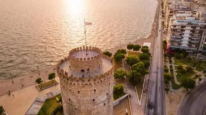 Οι δημοσκοπήσεις, οι ελιγμοί Τσίπρα, το ΠΑΣΟΚ στην Α’ Θεσσαλονίκης και οι κουμπαριές του Βούγια