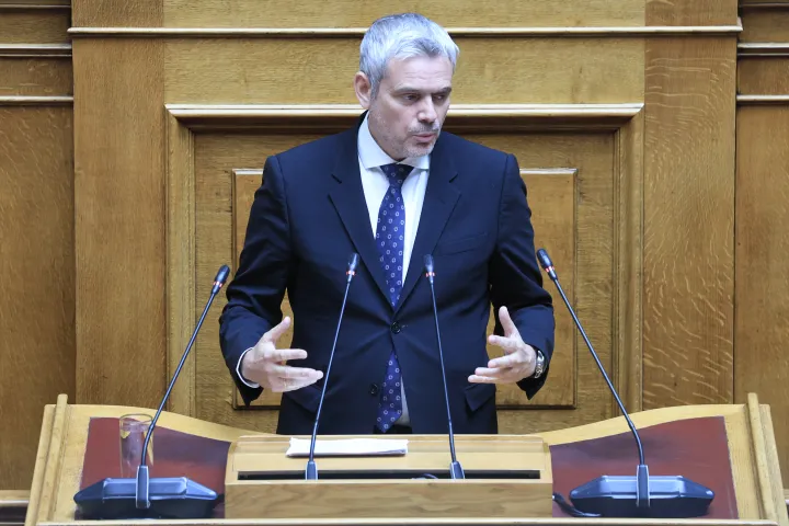 Ένταση στη Βουλή: Πηγαίνετε στα δικαστήρια και υποστηρίζετε δολοφόνους, λέει ο Καραγκούνης - Αντίδραση από ΠΑΣΟΚ