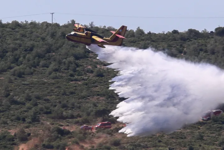 Φωτιά στο Σπαθοβούνι Κορινθίας - Μήνυμα του 112 για ετοιμότητα, σηκώθηκαν οκτώ εναέρια μέσα (vid)
