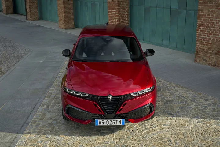 Ένα σπορ SUV με ανανεωμένο στιλ και υβριδική τεχνολογία