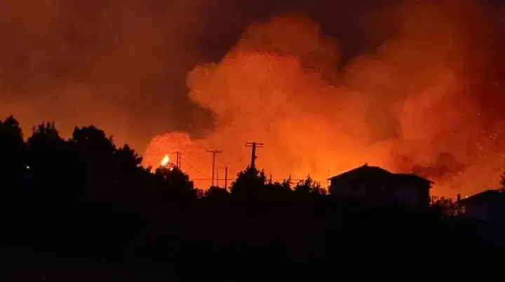 Μεγάλη φωτιά στο Ωραιόκαστρο: Στα πρώτα σπίτια οι φλόγες, εκκενώνεται ίδρυμα -Κινείται προς την Ευκαρπία το μέτωπο