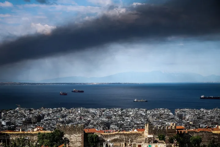 Θεσσαλονίκη: Πώς θα κινηθεί το τοξικό νέφος μετά την μεγάλη πυρκαγιά στο Ωραιόκαστρο - Στον εισαγγελέα ο οδηγός που την ξεκίνησε