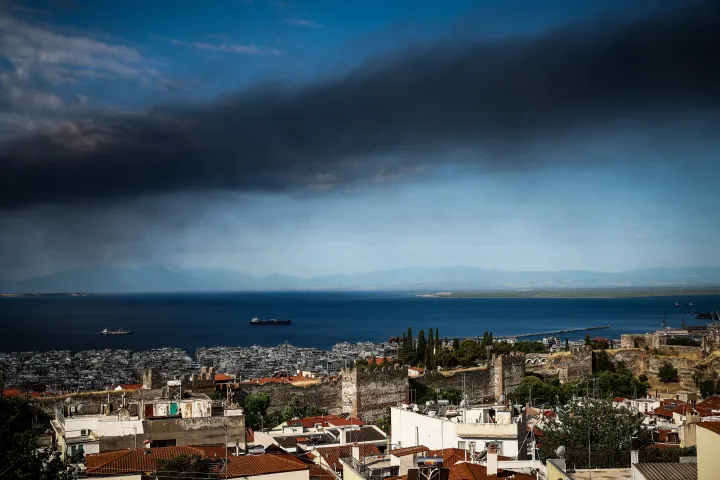 Επικίνδυνο το τοξικό νέφος από τη φωτιά στο Ωραιόκαστρο - Ανίχνευση σωματιδίων και στην Αττική, τι λέει ο Ν. Θωμαΐδης