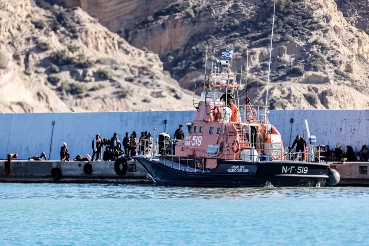 Αύξηση 20% στις επιστροφές μεταναστών - Μείωση 27% στις παράνομες αφίξεις το πρώτο εξάμηνο του 2026