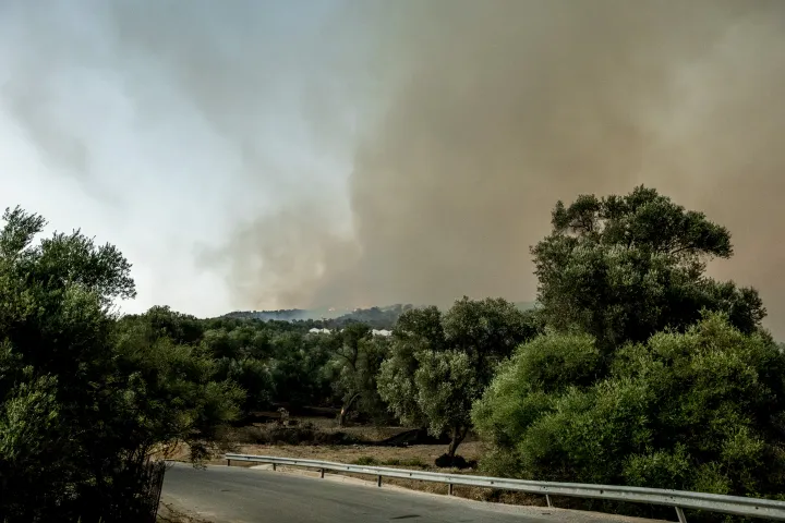 Φωτιά στο Γαζί Ηρακλείου - Μεγάλη κινητοποίηση της πυροσβεστικής, επιχειρεί και ελικόπτερο