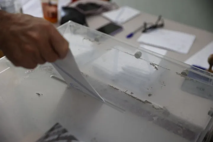 Στο 30,1% η ΝΔ, δεύτερη η ΕΛ.Α.Σ. με 17,4%, τρίτο το ΠΑΣΟΚ με 12,3% - Ένας στους δύο ζητά αυτοδύναμη κυβέρνηση
