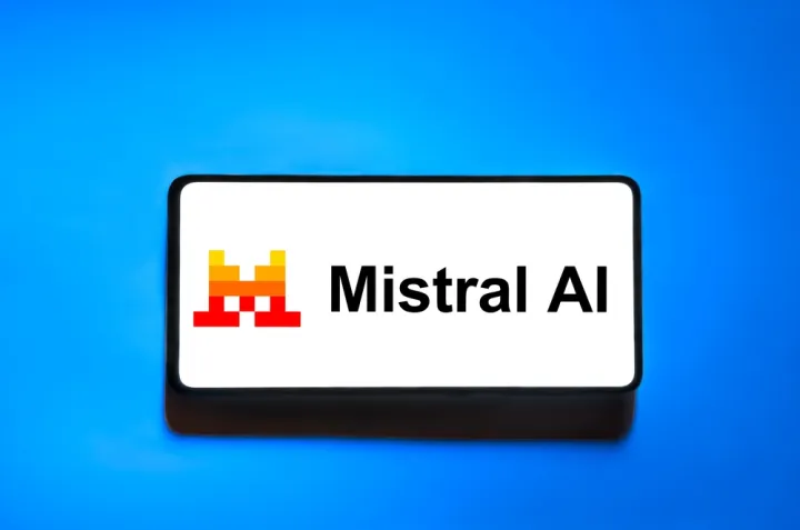 Mistral AI: Ποια είναι η γαλλική εταιρεία που ανταγωνίζεται την OpenAI