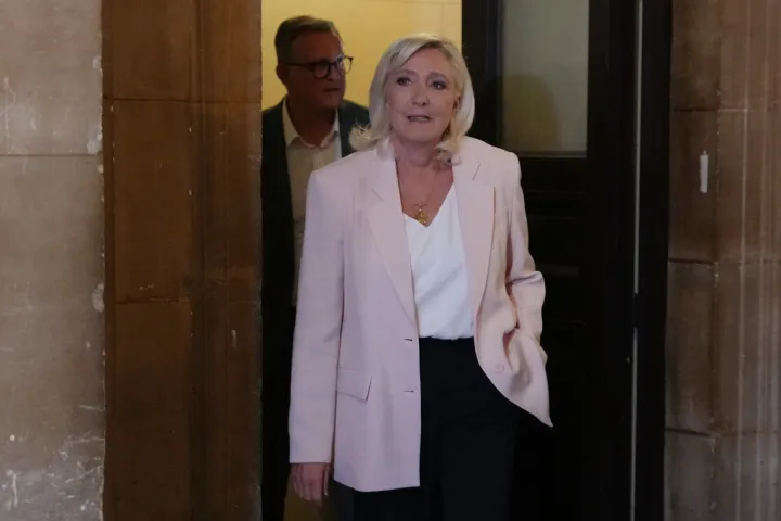 Λεπέν: Καταδικάσθηκε σε 15 μήνες στέρησης του δικαιώματος του εκλέγεσθαι και ένα έτος με «βραχιολάκι»