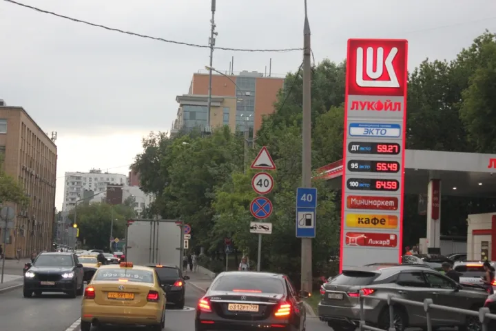 Οι Ρώσοι στρέφονται στο υγραέριο καθώς εντείνονται οι ελλείψεις σε βενζίνη