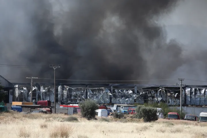 Φωτιά σε επιχείρηση στον Ασπρόπυργο: 11 τραυματίες, ήχησε το 112 - Ανησυχία για φορτηγό με δεξαμενή προπανίου (pics&vid)