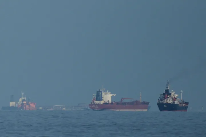 Σχεδόν «πάγωσε» η διέλευση τάνκερ από τα Στενά του Ορμούζ
