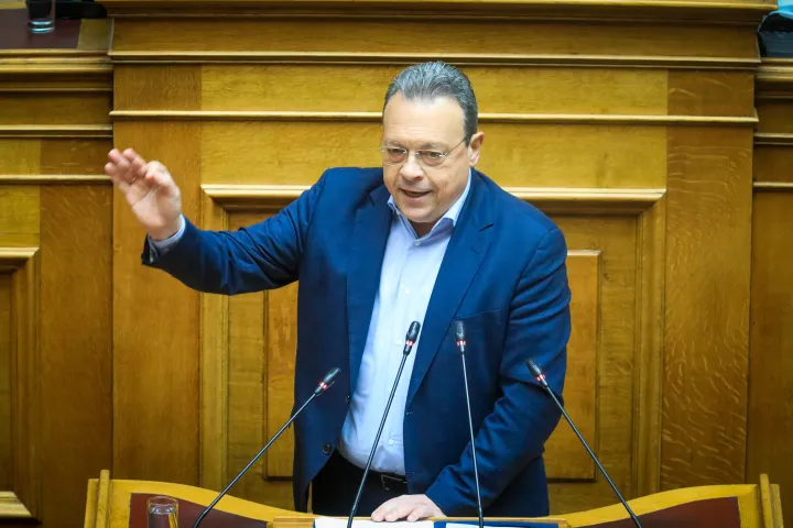 Ο ΣΥΡΙΖΑ βουλιάζει, ο Πολάκης ετοιμάζεται για «ρεσάλτο»