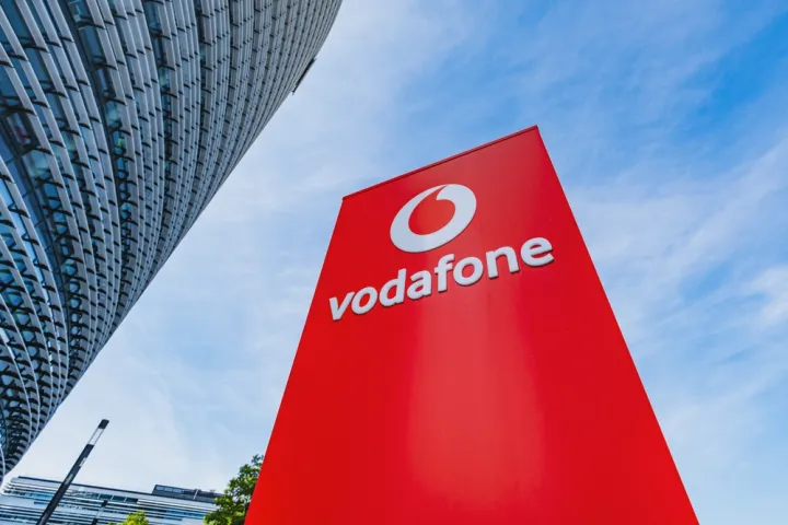 Η e& πουλά το 16,3% της Vodafone στον Ξαβιέ Νιέλ έναντι 5,95 δισ. δολαρίων