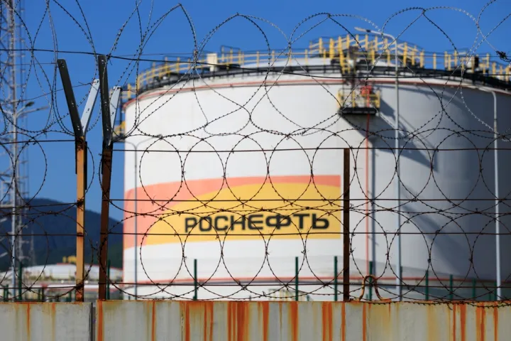 IEA: Μειώνει τις προβλέψεις για την παραγωγή πετρελαίου της Ρωσίας λόγω των ουκρανικών επιθέσεων