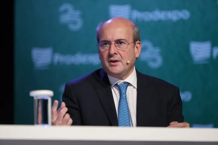 Κ. Χατζηδάκης: Η κυβέρνηση παρεμβαίνει για τη μείωση τιμών στα καύσιμα - Συνεισφορά 40 εκατ. από τα διυλιστήρια