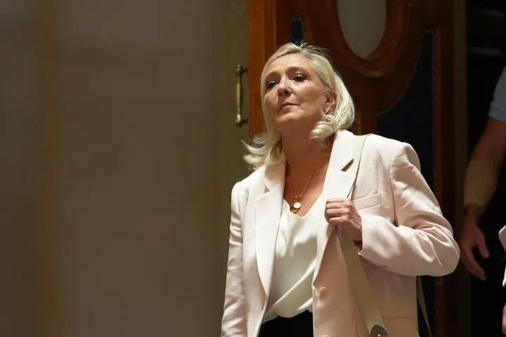 Το μετέωρο βήμα της Γαλλίας στη μετά Μακρόν εποχή και η απειλή της Λεπέν