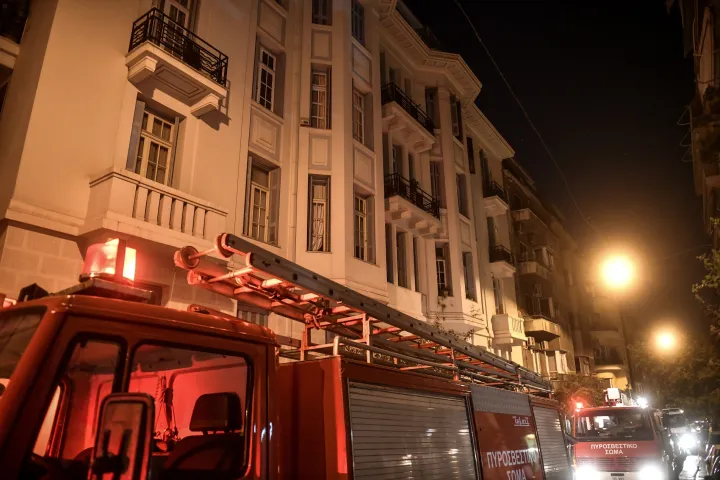 Πάτρα: Έκαψαν τρία οχήματα σε πιλοτή πολυκατοικίας -Tρία άτομα απεγκλωβίστηκαν από διαμερίσματα