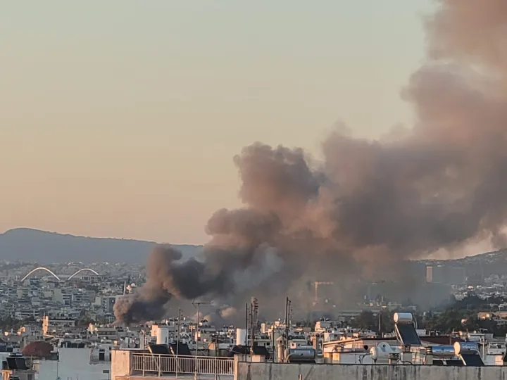 Περιορίστηκε η φωτιά στο παλιό κτίριο του Μπάντμιντον στο Πάρκο Γουδή - Ήχησε το 112 για τους πυκνούς καπνούς (pics&vid)