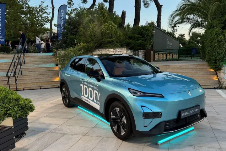 Ποτέ άλλοτε ένα plug-in hybrid C-SUV δεν είχε τέτοια τιμή